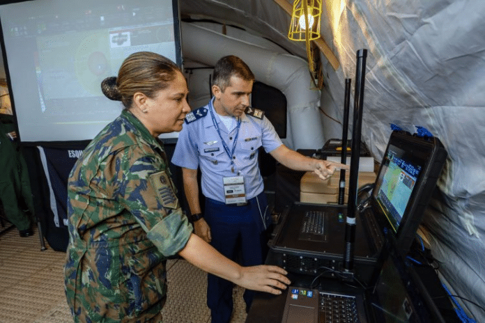 Militares brasileiros usando computadores em operação tática.