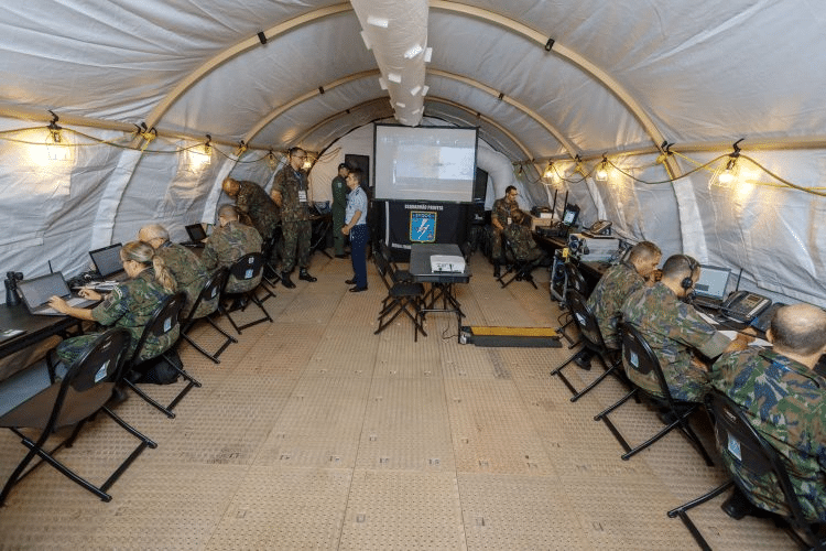 Militares em operação dentro de uma tenda equipada.