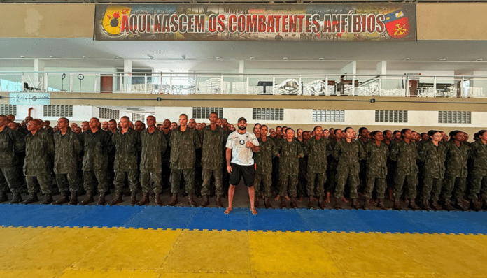 Soldados em formação com treinador de artes marciais.