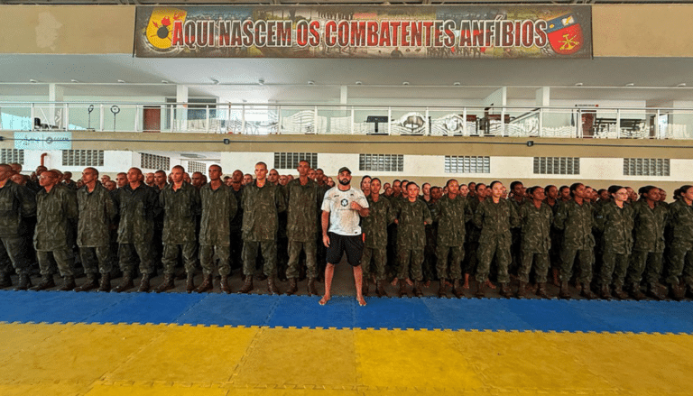 Soldados em formação com treinador de artes marciais.