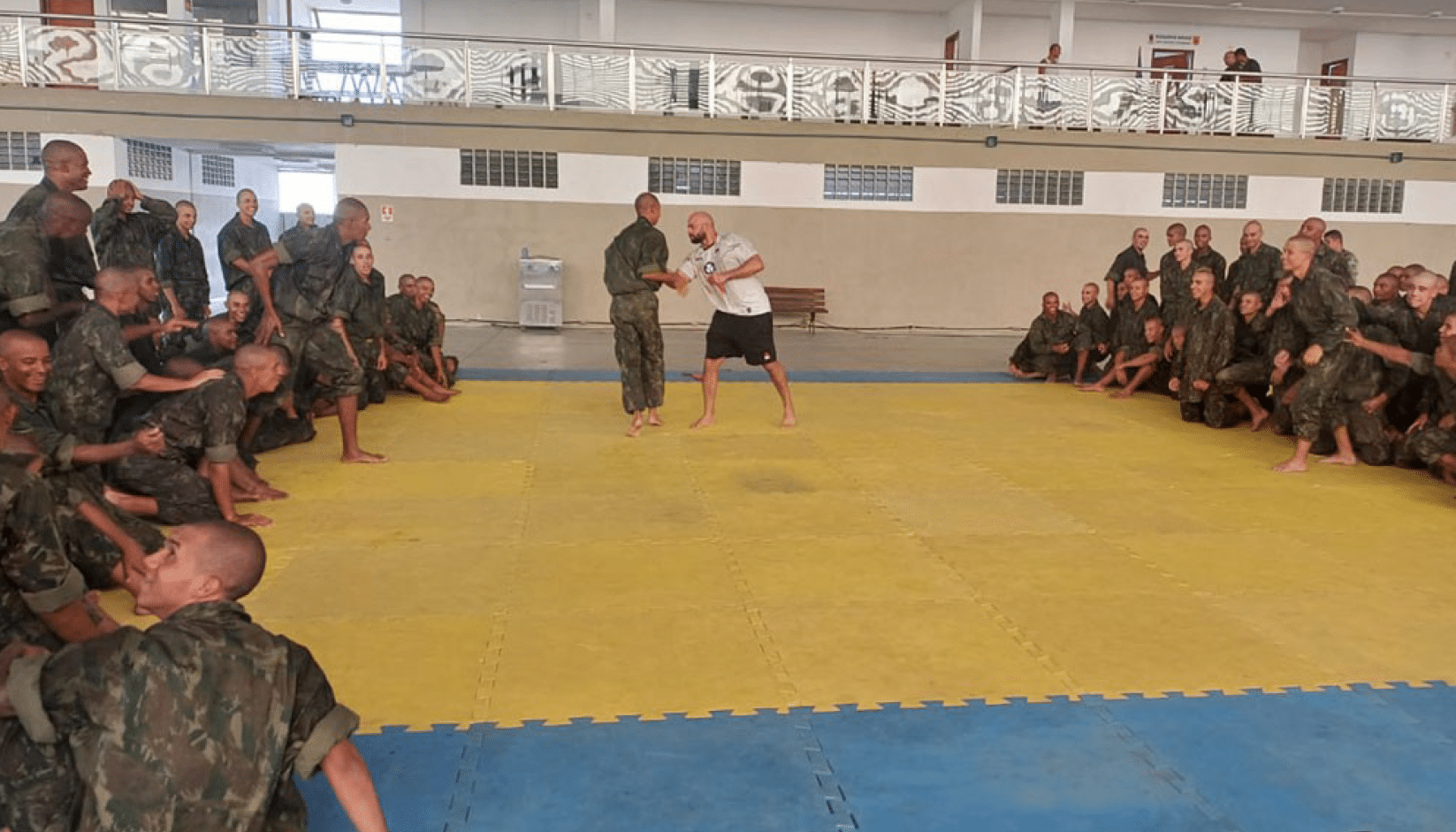 Treinamento de autodefesa em grupo militar.