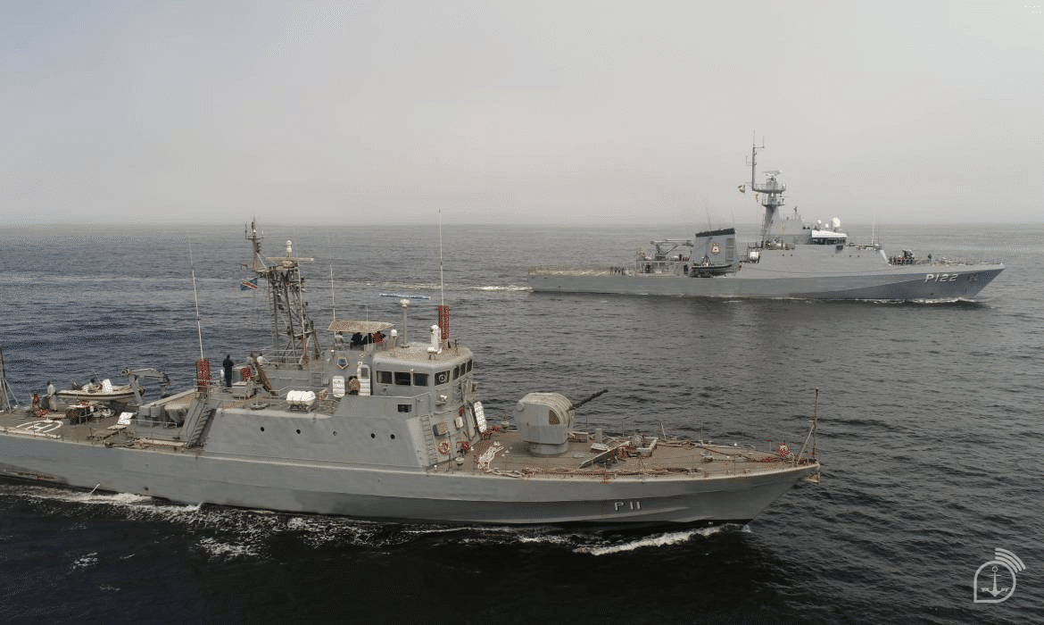 Dois navios de guerra navegando no oceano