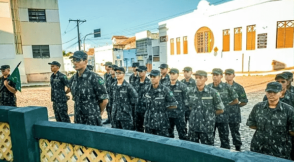 Soldados em formação no Tiro de Guerra 07-008.