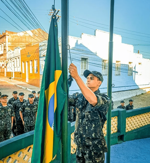 Soldado hasteando bandeira do Brasil no Tiro de Guerra.