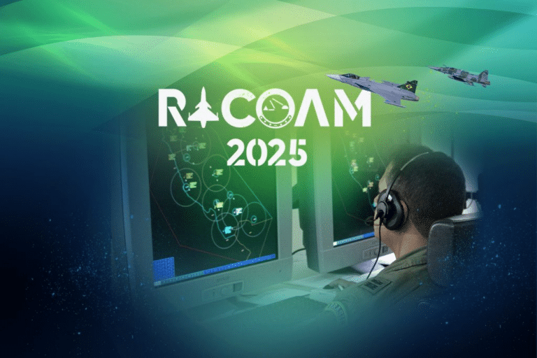 Operador monitora exercícios militares RADAM 2025.