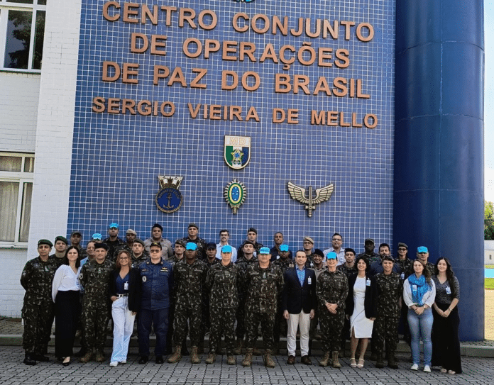 Soldados e oficiais em frente ao Centro de Operações.