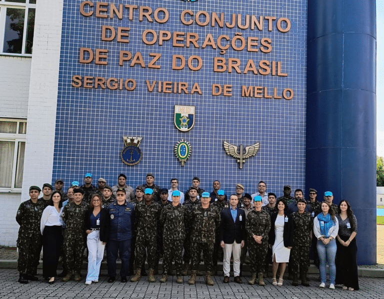 Soldados e oficiais em frente ao Centro de Operações.