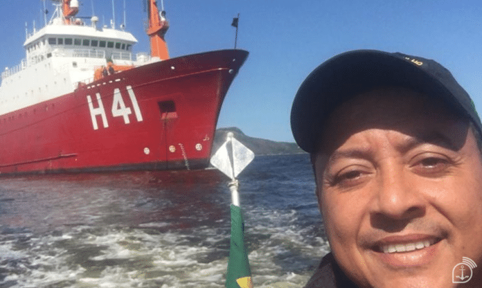 Navio vermelho H41 no mar, céu ensolarado.