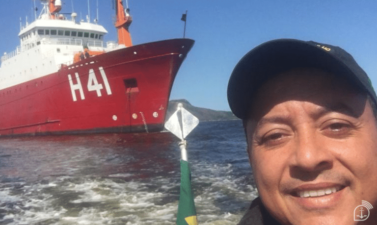 Navio vermelho H41 no mar, céu ensolarado.