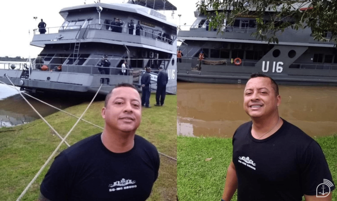 Homem sorrindo em frente a embarcação militar U16.