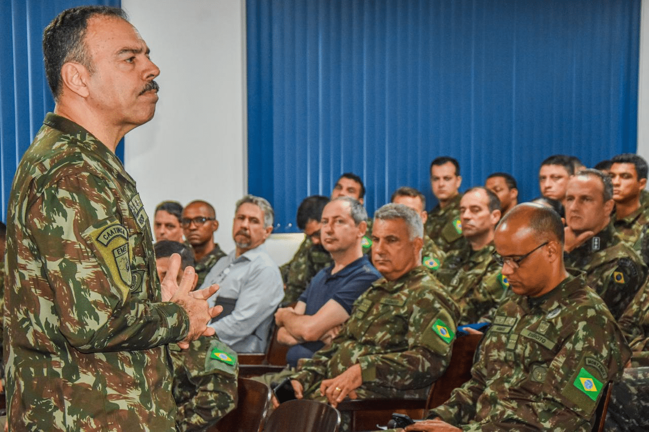 Oficial do exército brasileiro em palestra com soldados.