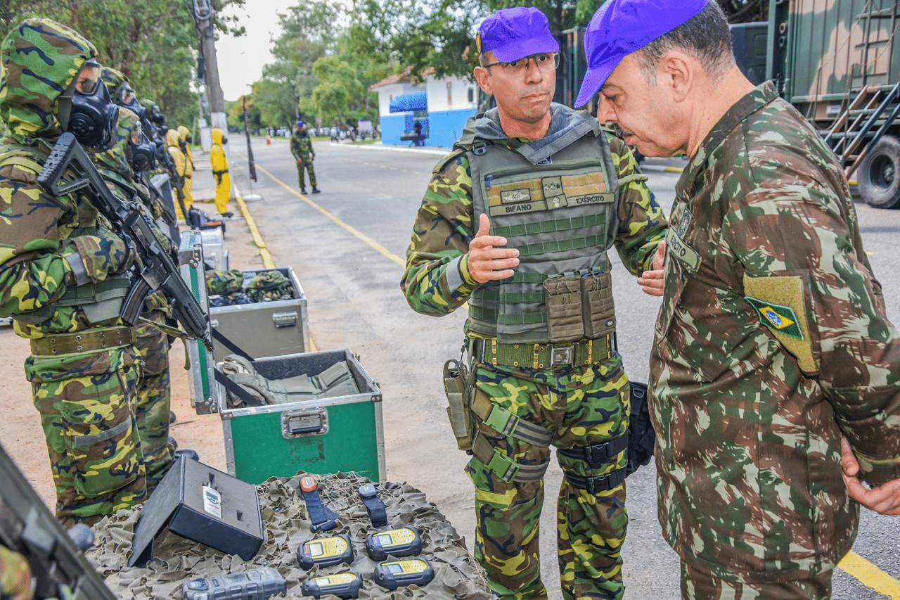 Militares brasileiros em treinamento com equipamentos de campo.