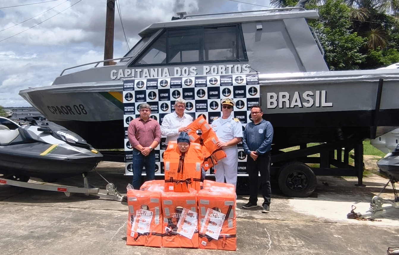 Entrega de coletes salva-vidas na Marinha do Brasil.