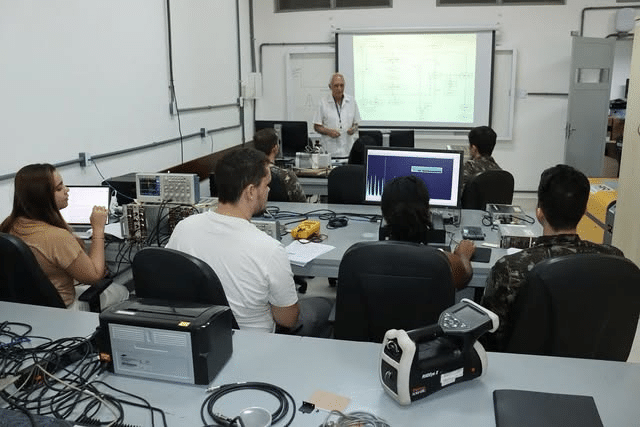 Sala de aula com alunos em aula de eletrônica.