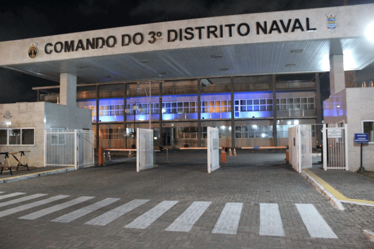 Entrada do Comando do 3º Distrito Naval à noite.