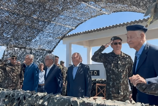 Militares e civis em cerimônia ao ar livre.