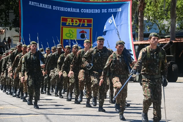 Soldados marchando em desfile militar, Brasil.