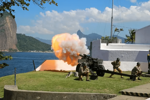 Soldados operam canhão no Morro da Urca, Rio.