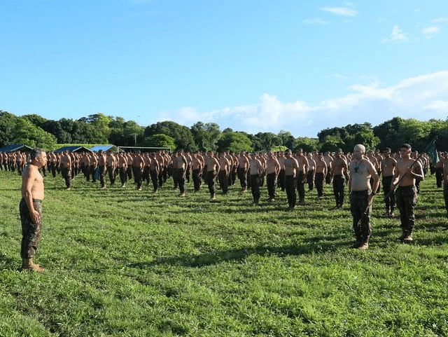 Treinamento militar em campo aberto