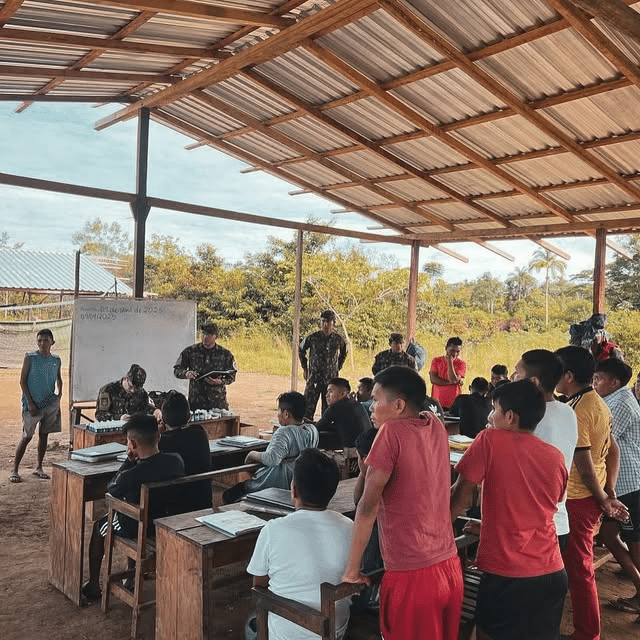 Aula em ambiente aberto com estudantes e professores.