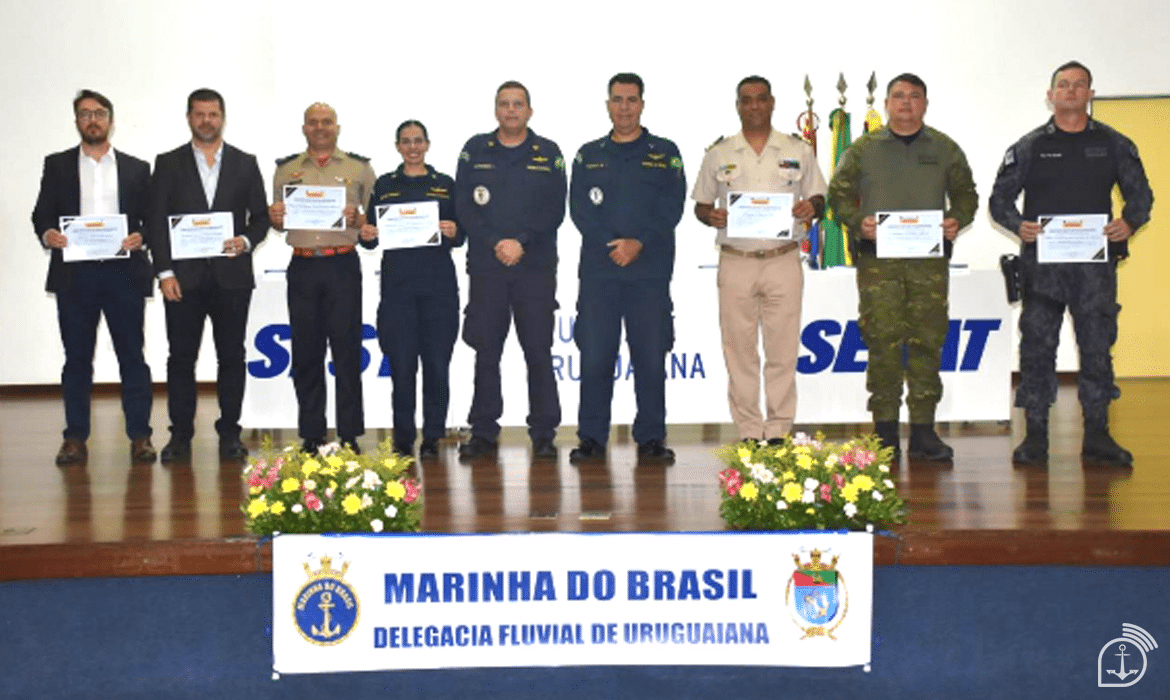 Militares recebem certificados na Marinha do Brasil.