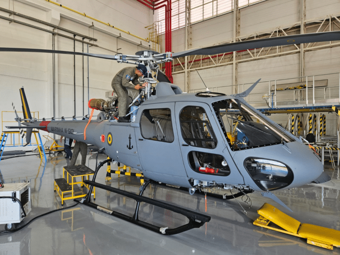Manutenção de helicóptero em hangar da marinha.