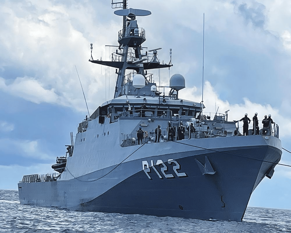 Navio patrulha P122 navegando no oceano.