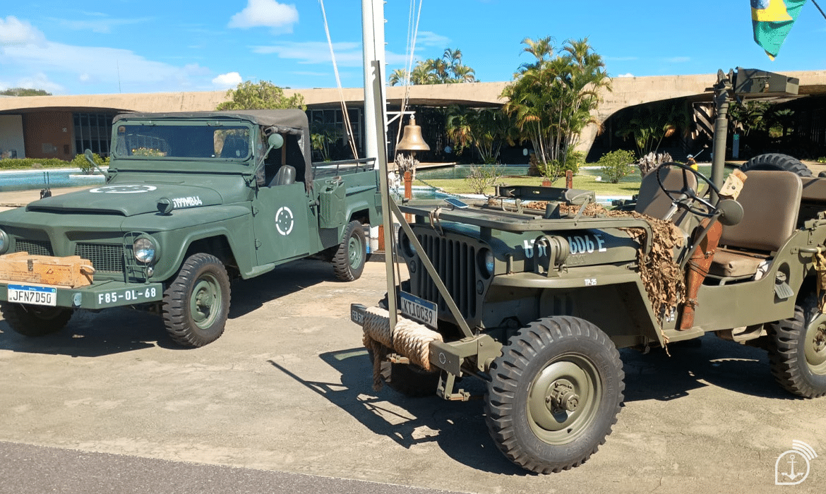 Veículos militares antigos em exibição ao ar livre.