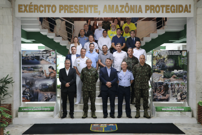 Grupo de militares em frente a cartaz da Amazônia protegia.