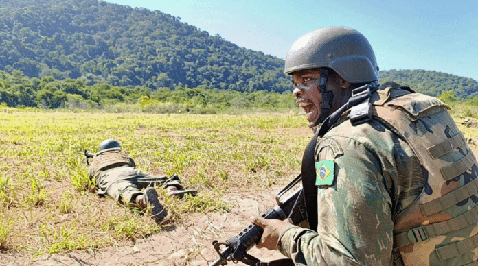 Soldados brasileiros em treinamento na selva tropical.