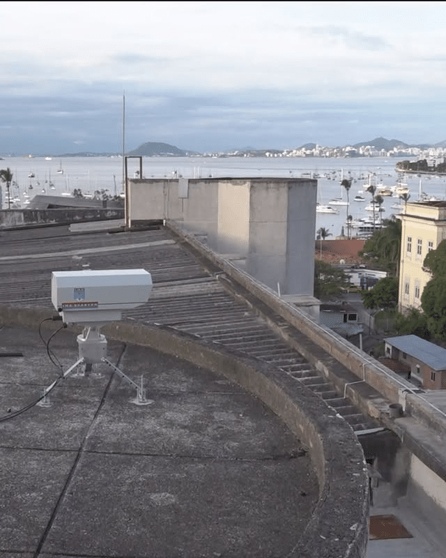 Vista panorâmica da cidade e mar ao fundo.