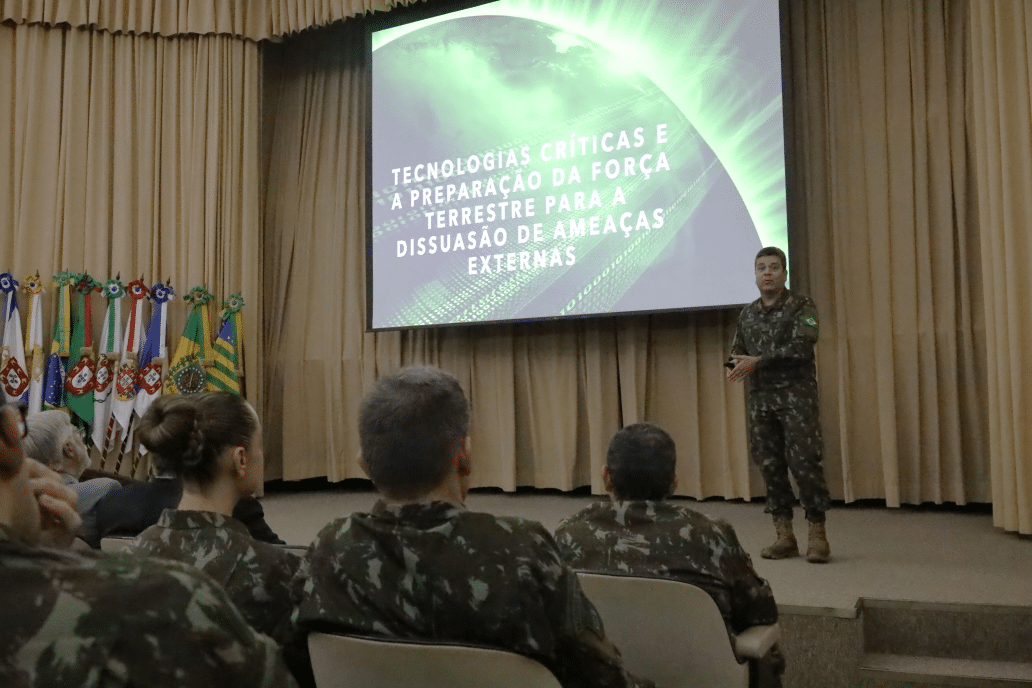 Palestra sobre defesa militar e tecnologias críticas.