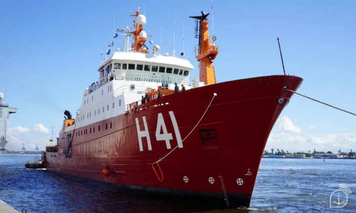 Navio vermelho H41 atracado no porto.