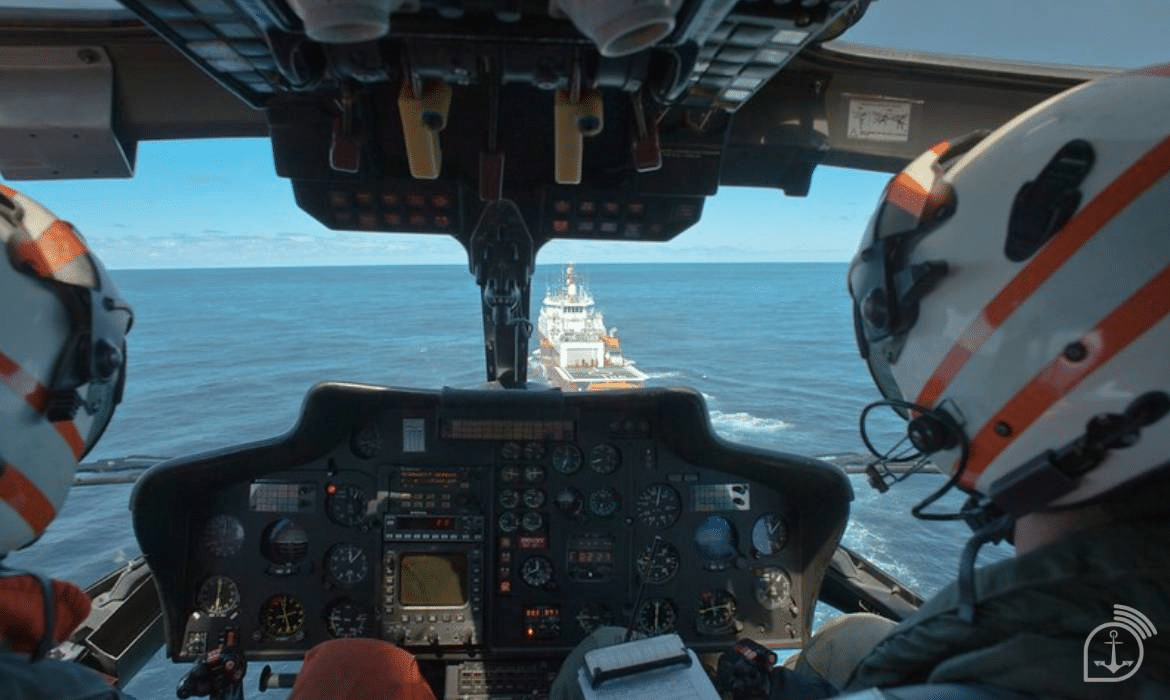 Helicóptero sobrevoando navio no oceano