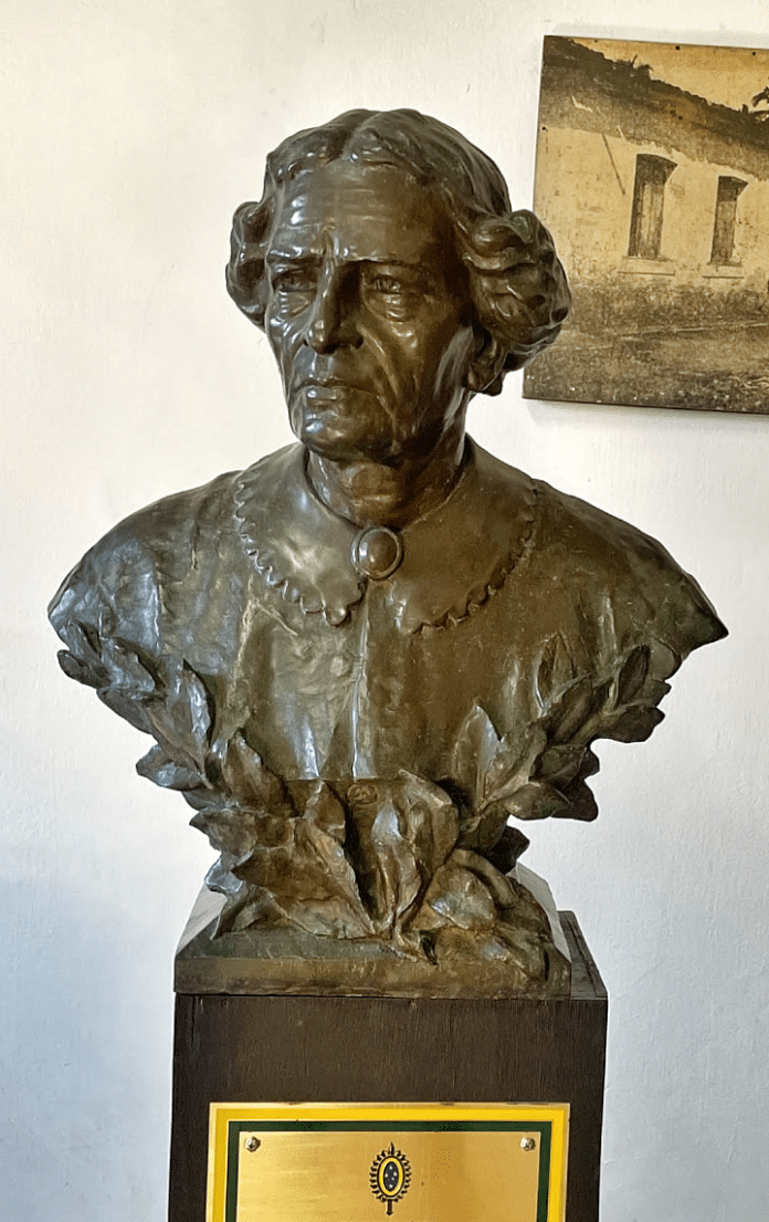 Busto de bronze de pessoa idosa em pedestal