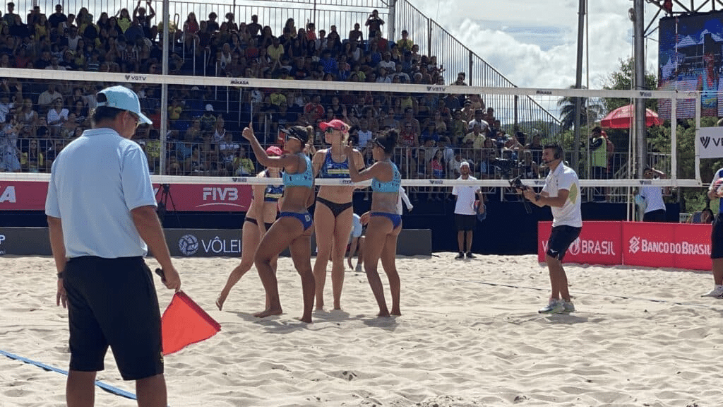 Jogadoras de vôlei de praia em partida disputada