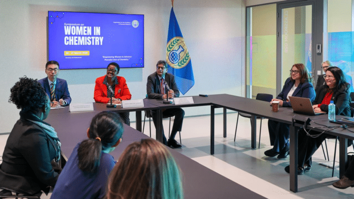 Simpósio sobre mulheres na química em uma reunião