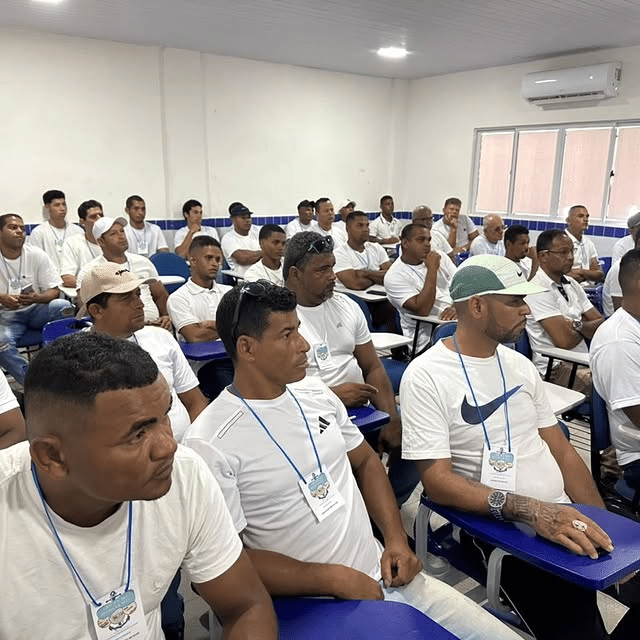 Homens assistem aula em sala de aula.