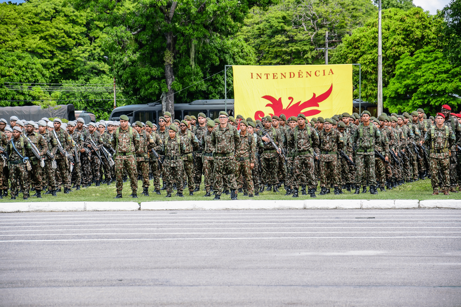 Soldados do exército em posição de sentido.