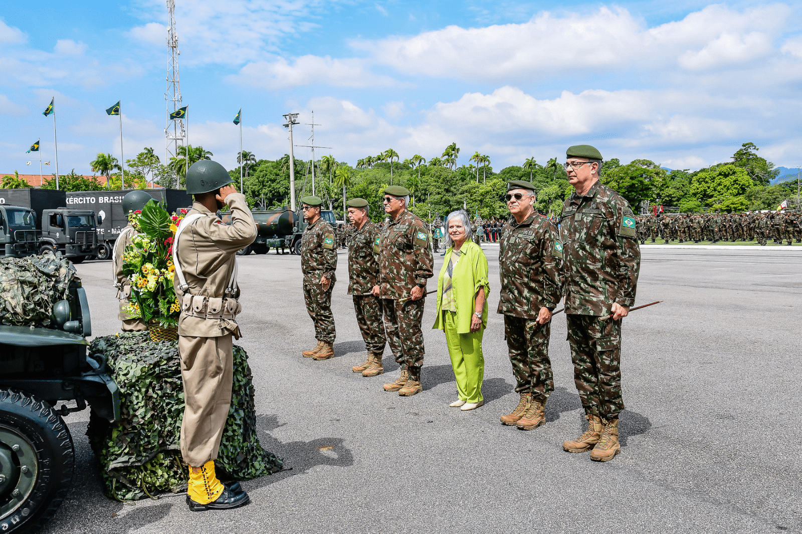 Saldação militar em cerimônia ao ar livre.