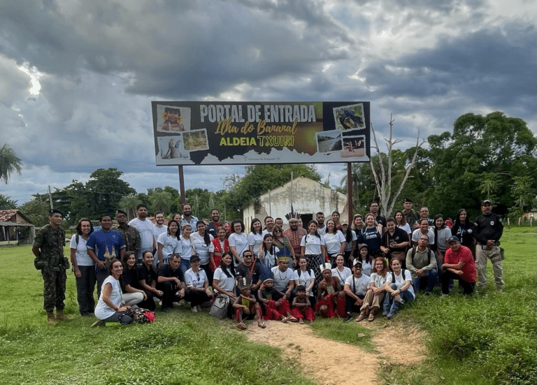 Grupo de pessoas na entrada da Aldeia Txuri