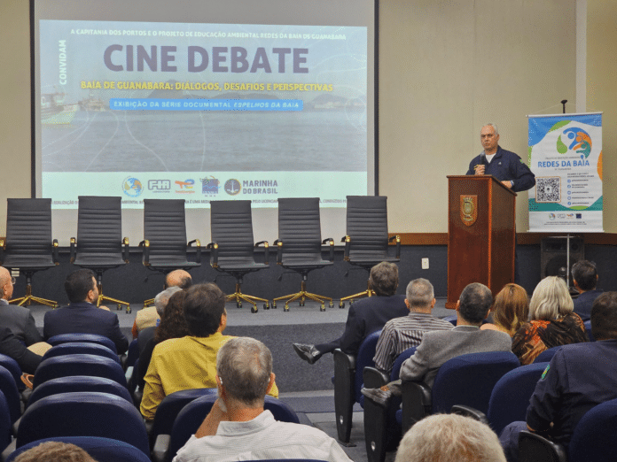 Palestra sobre desafios ambientais na Baía de Guanabara.