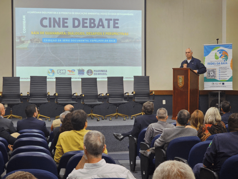 Palestra sobre desafios ambientais na Baía de Guanabara.
