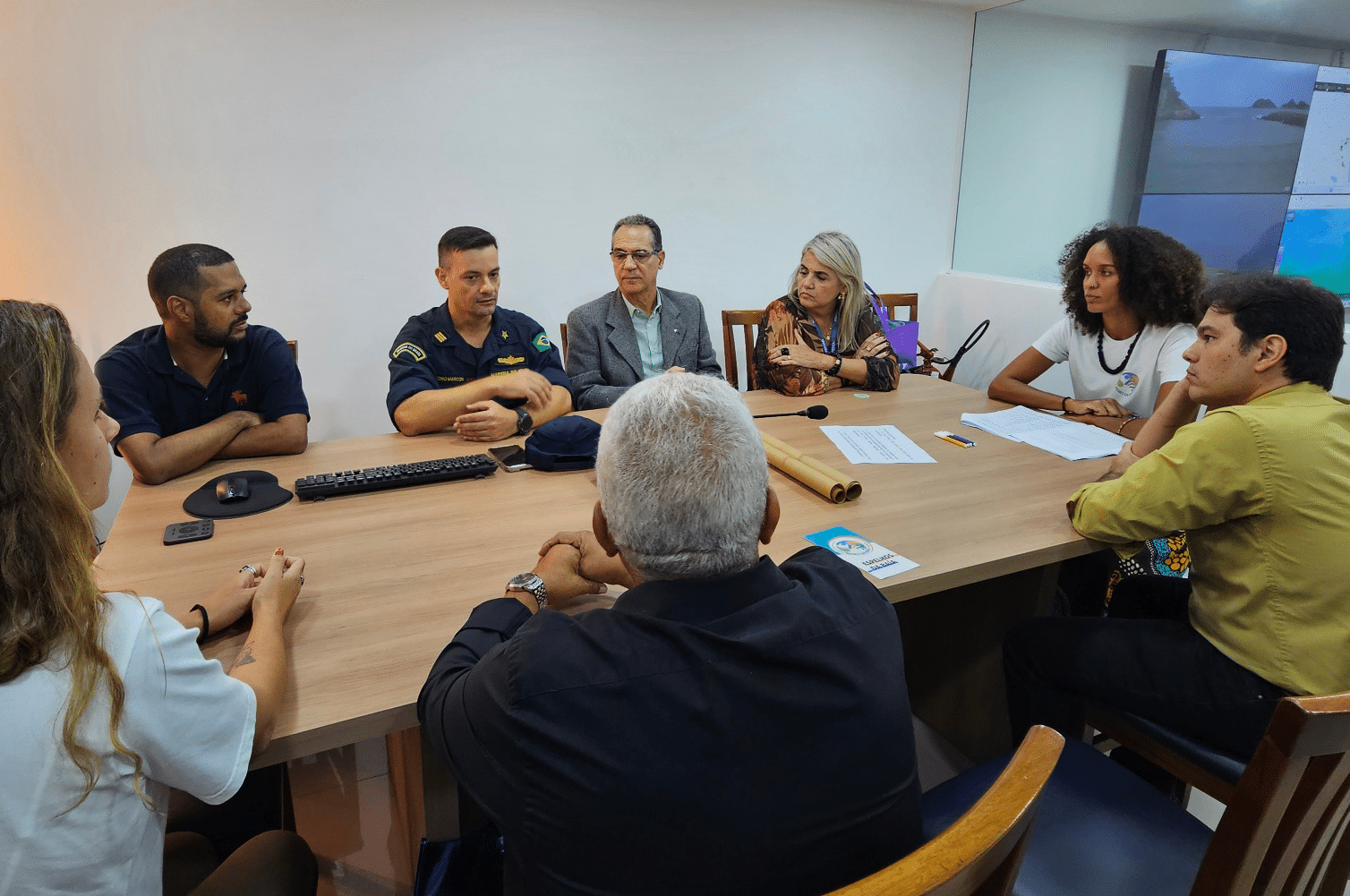 Reunião de pessoas em uma mesa de escritório.