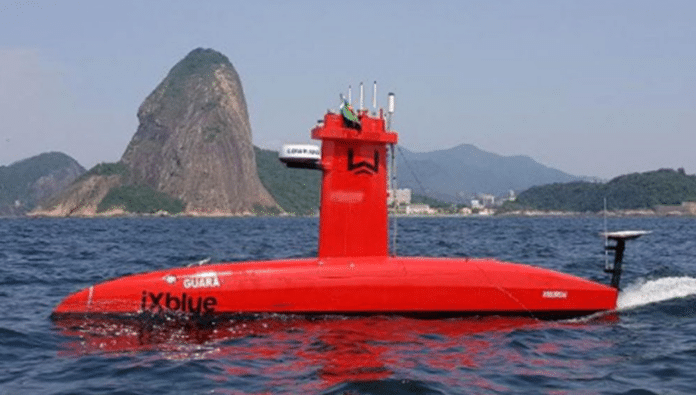 Submarino vermelho no mar diante do Pão de Açúcar.