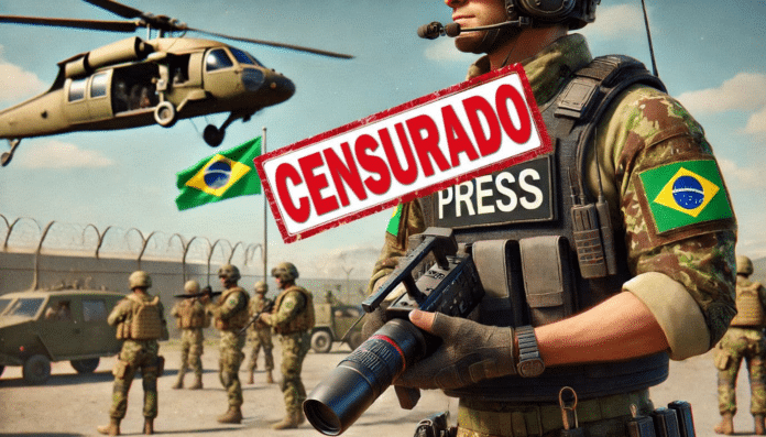 Militar brasileiro com câmera e helicóptero ao fundo.
