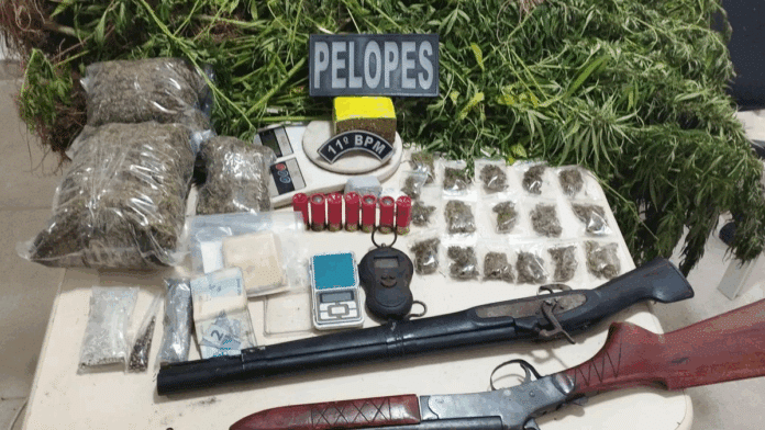 Apreensão de drogas, armas e munições pela polícia.