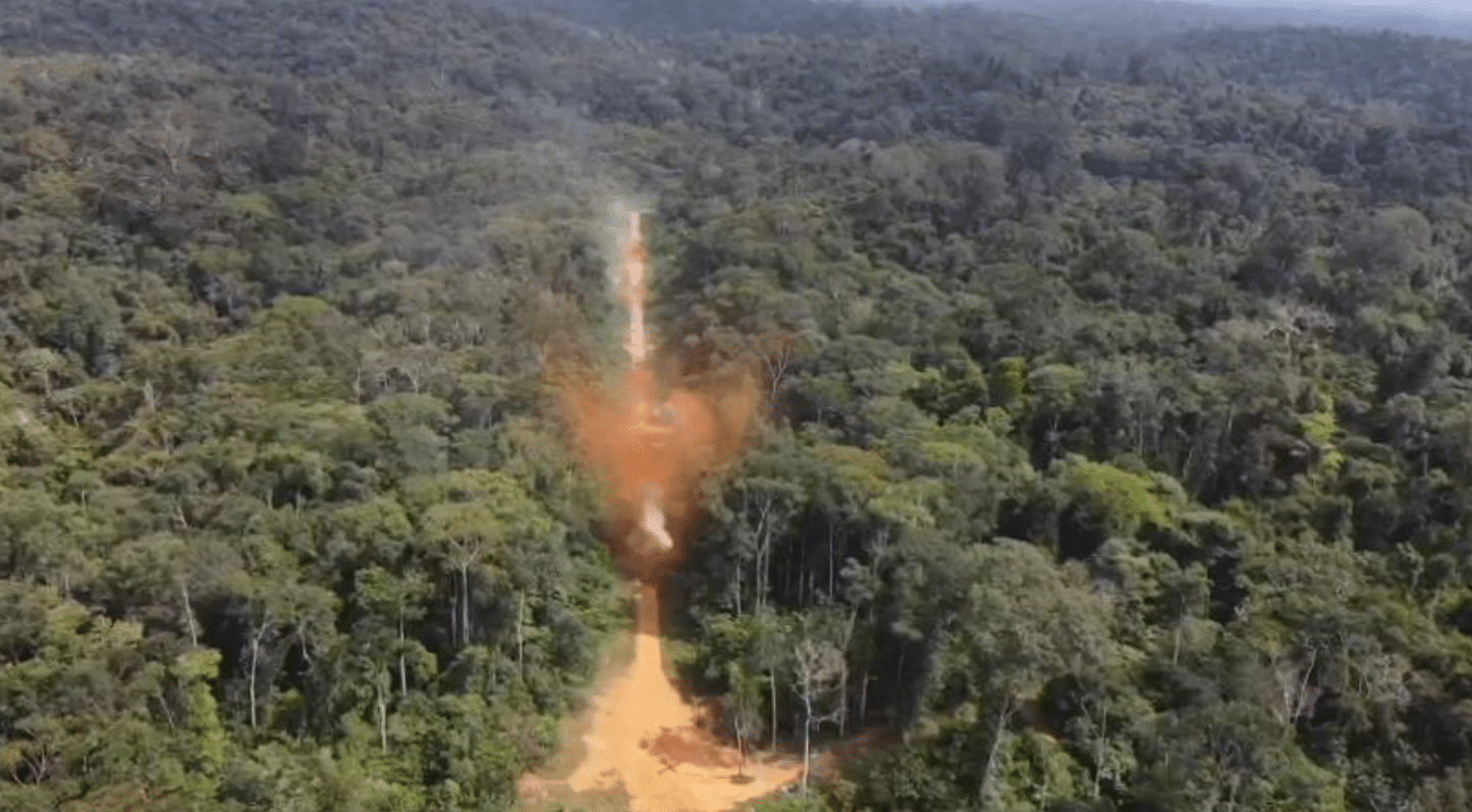 Explosão controlada na floresta amazônica vista de cima.