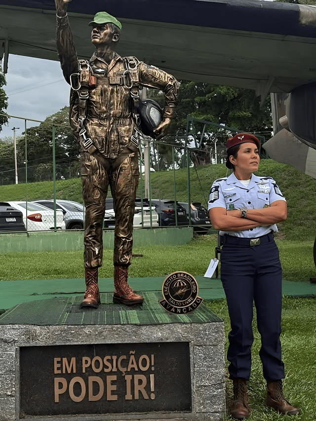 Estátua militar e policial em pose firme.