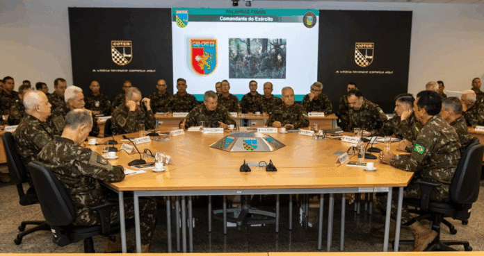 Reunião militar em sala de conferências